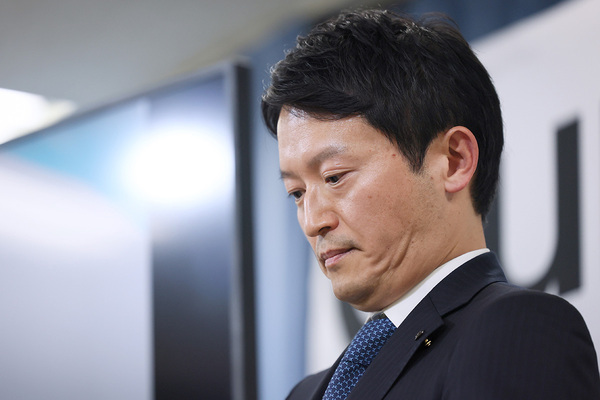 兵庫・斎藤知事　誕生日のプライベートな全身ショットに“不自然”とSNS上で相次ぐツッコミ