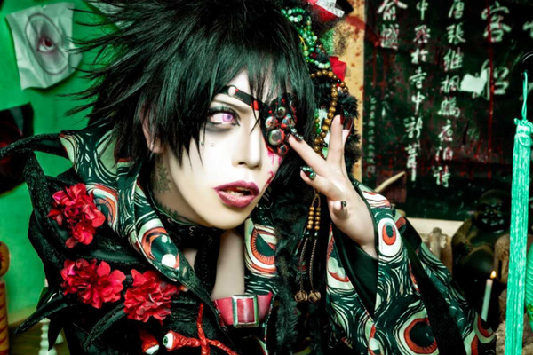 「悲惨な歴史を茶化してる」V系バンドマンがひめゆり学徒隊の“コスプレ”を披露…不謹慎なライブビジュアルにも批判殺到