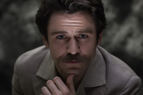 朝ドラ『ばけばけ』ヘブン役俳優が教えてくれた本当にあった怖い話「ベッドの端に長い黒髪の女性が」