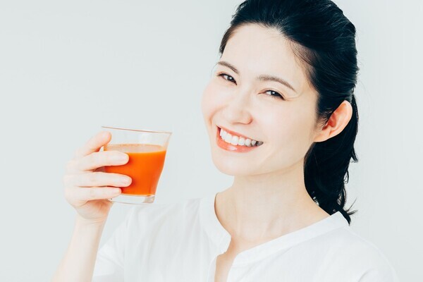 簡単すぎる！朝トマトジュースに混ぜて飲むだけで効果的な“調味料”があった！