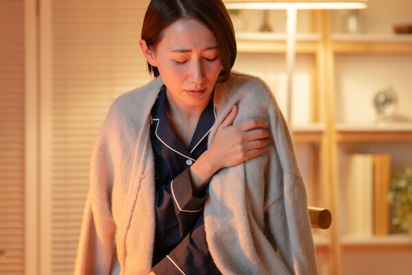 指を組むだけで寒さが即解消!?「簡単に冷え解消できる“指エクササイズ”」