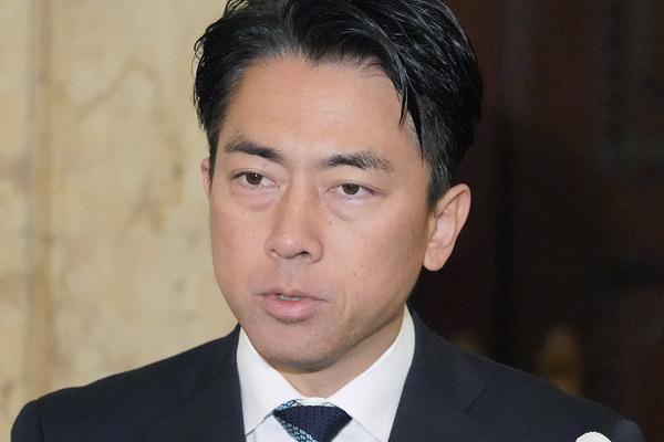 「私にも小さな子供が…」小泉進次郎防衛相　政治家パーティで語っていた“徴兵制”への見解
