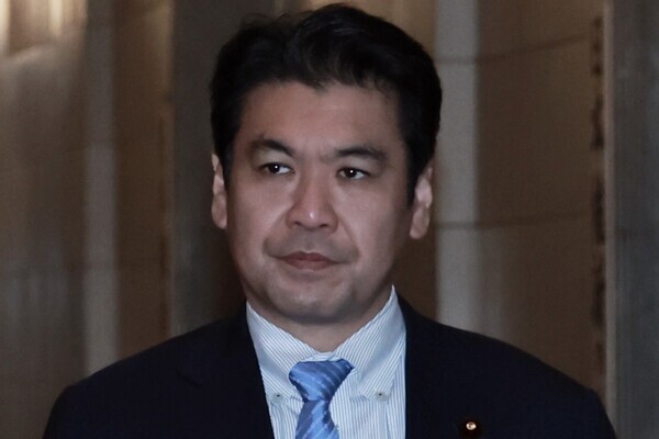 「教師は不倫で処分されているのに」松本文科大臣W不倫報道も処分ナシ…保護者、ネットからは疑問の声