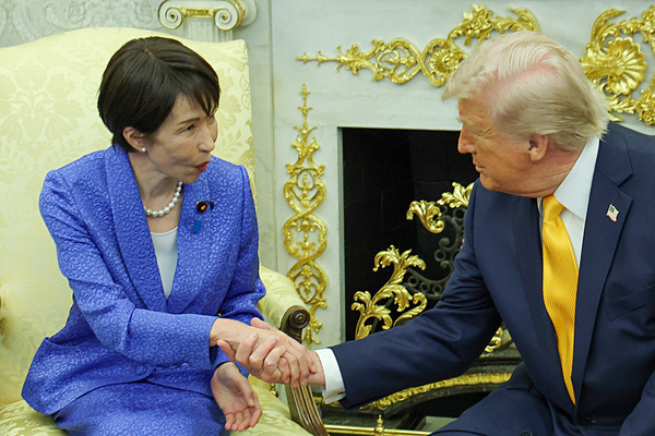 「飛び込む度胸すごい」「恥ずかしい」高市首相　握手も束の間…トランプ大統領への “一目散ハグ姿”に割れる賛否