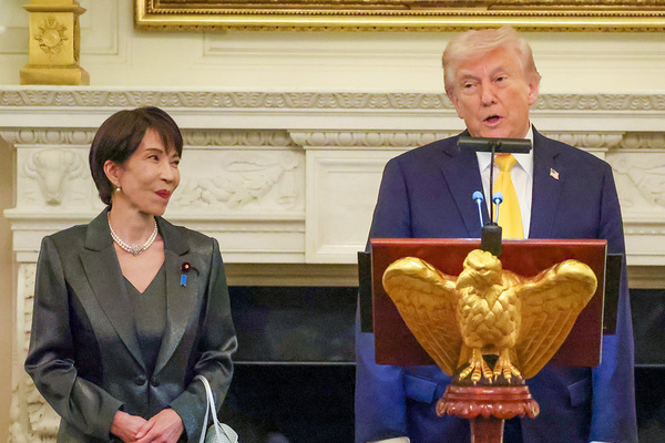 「流石にドン引き」高市首相　バイデン前大統領“揶揄”したホワイトハウス展示物に指さして笑顔…トランプ氏への“同調”ムーブが物議