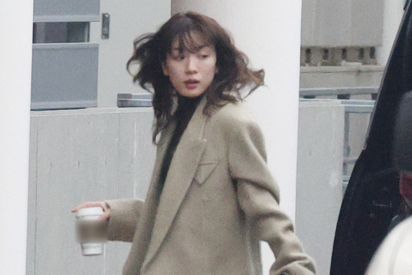 「最悪のタイミング」永野芽郁　“赤髪”姿をSNS発信に写真集発売…関係者が困惑する仰天マネジメントの“真意”