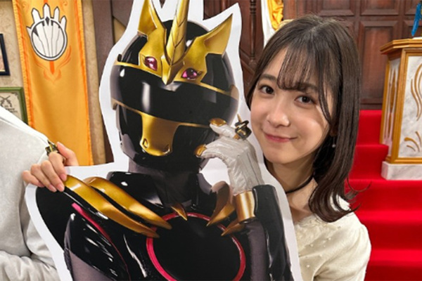 《アヒル口で…》未成年飲酒でクビの元“戦隊”女優を名乗るアカウント　最新投稿に映っていた“煽り”アイテム