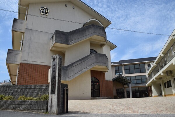 「令状をとって家宅捜索をしたのでは」京都・男児行方不明から2週間経って自宅付近に“規制線が張られた”意味…敏腕元刑事が解説する「大規模捜索のワケ」