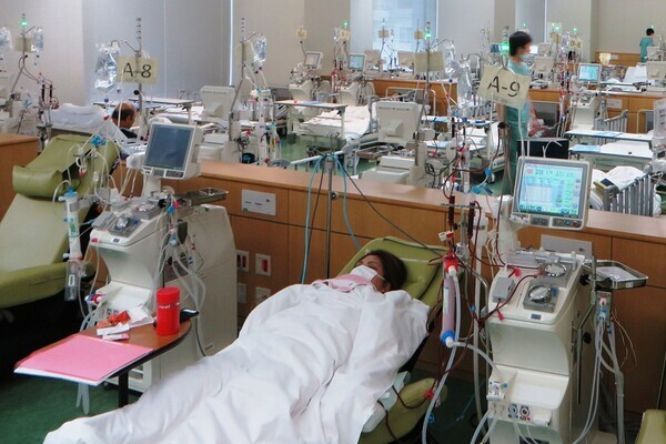 「俺死ぬのかな」悲痛な声…中東情勢悪化の“ナフサ不足”で医療現場は悲鳴、透析患者に“命の危機”