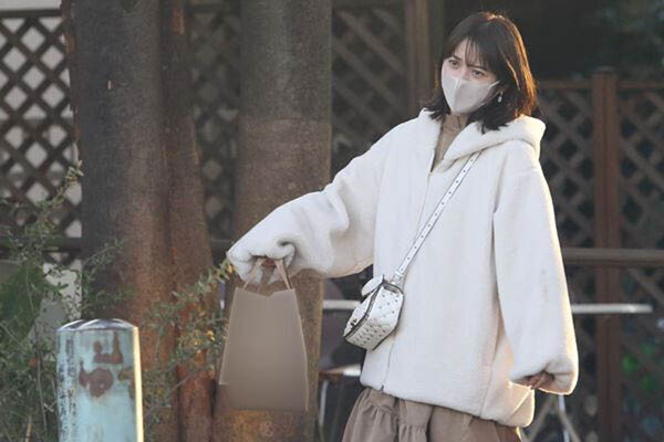 「わずかに見える」「あ、穴が…」佐々木希　ひと癖タンクトップで“胸元露出”も…貫く“ヘルシー路線”