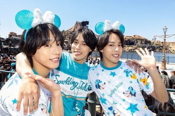 “一卵性三つ子のパフォーマー”佐藤三兄弟がディズニーシー25周年イベントに　3人にとってシーは「特別な場所」