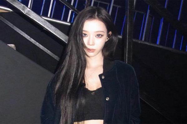 「マナー違反」aespaウィンター　民家前での“玄関座り込み”ショットが物議……ファンが案じる“奔放ぶり”