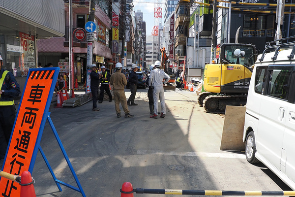 《日毎に穴が大きくなり…》横浜繁華街で道路陥没　事件発生から3日も現場は大混乱…八潮市事故から予想される“最悪の事態”