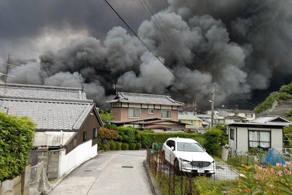 【呉市・船舶火災】「火元から10kmの駅前にも煙が」爆発音が何度も響き…近隣住民が明かした“衝撃の光景”