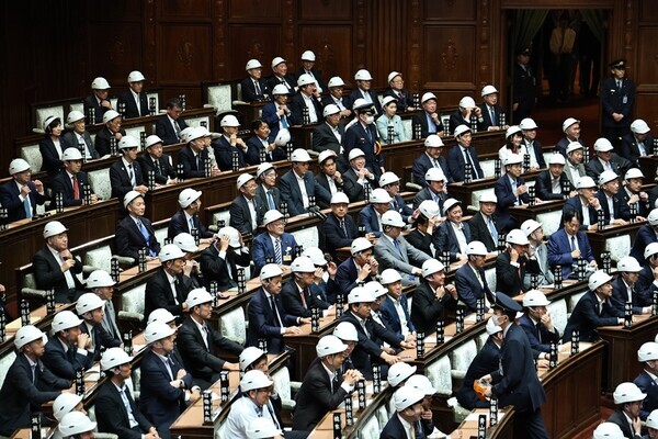 「ふざけるタイプなのか」自民・大物議員　着用訓練での“ヘルメットのかぶり方”にツッコミ続出…隣の石破、岸田元首相らはスルー