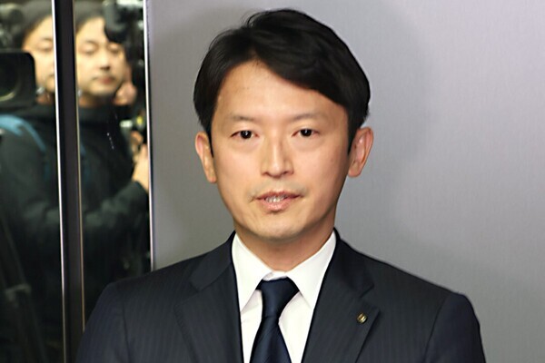 「浮いている」と批判の声も…兵庫県・斎藤知事　パレードでの「テニスコスプレ」で“イケイケ”パフォーマンスが波紋、会見で語った“意義”