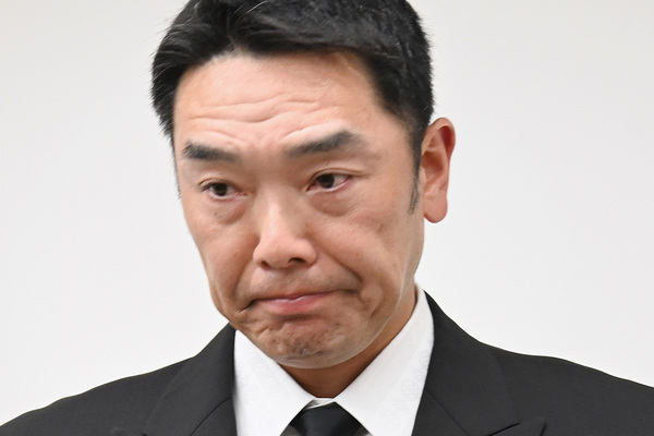 「めちゃめちゃ連絡くる」巨人・阿部監督逮捕でまさかの“とばっちり”を訴えた30歳の超人気“タトゥーミュージシャン”