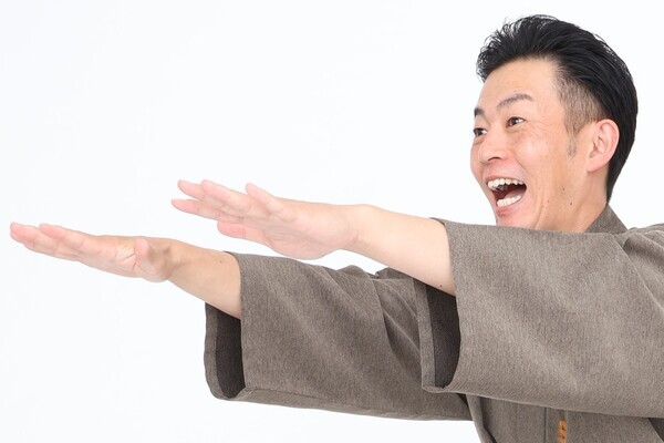ごぼう先生が動画で解説！「50代からの不調解消体操」【暑熱順化 イス保険スクワット】｜介護界のアイドル