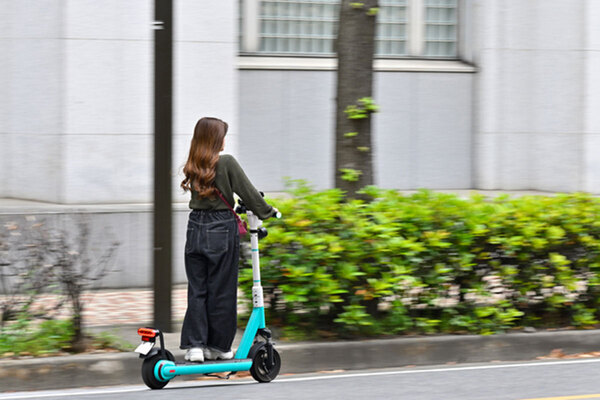 《道交法改正後で都内初》電動キックボードで死亡事故…専門家が語る「ルール無視のユーザーから身を守る方法」