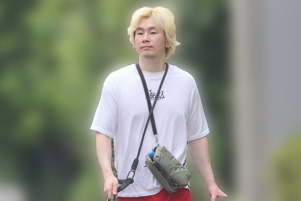 《犬に優しく寄り添い》カズレーザー　炎天下に散歩の飼い主を一喝…目撃していた妻・二階堂ふみの保護犬との“早朝散歩”