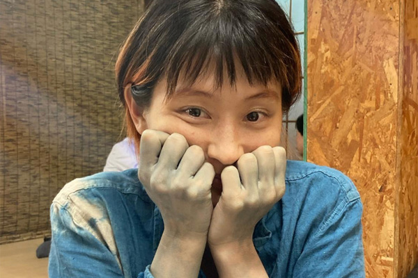 《グループ脱退から5年》人気絶頂で消えた“慶應卒”歌手　眉なし“奇抜”スタイル、アマゾンで出産、胎盤食…世間を驚かせた選択の先にある“今”