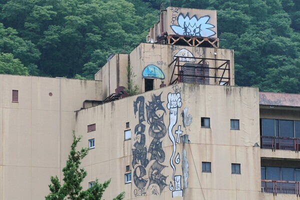 スパイダーマンの仕業？　鬼怒川温泉の廃墟ホテル壁面に現れた謎の“巨大落書き”弁護士に聞いた「罪に問われる可能性」
