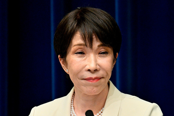 《頭にハエが…》高市首相会見の“闖入者”にネット騒然「どこから入ってきたのか」カメラマンも疑問に