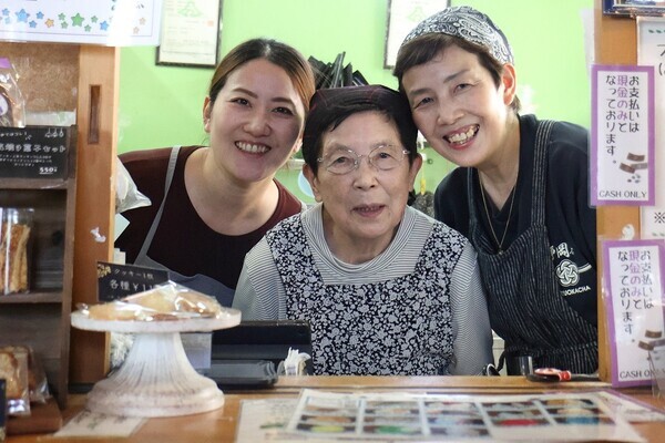 夏の売りは“ひんやり”あずきかき氷　女性三代で営む甘味処の看板娘90歳