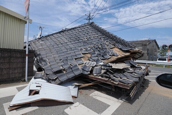 【熊本地震】最大震度7の地で「いま起きていること」国道の真ん中に巨大な亀裂、家屋が無事でも散乱した瓦礫は“とりあえず”屋外に退避