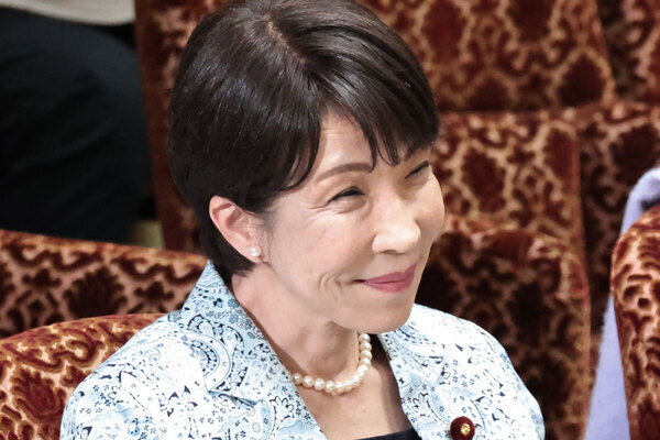 高市早苗首相「ヘリから合掌」の“軽すぎる被災地訪問”に批判殺到…かたわらで株を上げた“熊本選出”大臣とは