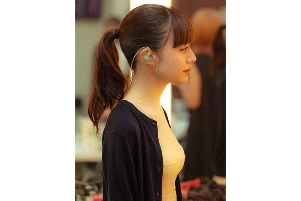 《目のやり場に困る》『VIVANT』女性歌手（30）　“胸元ぽっかり”服にファン騒然…ファッションでも貫く“オルタナティブスタイル”