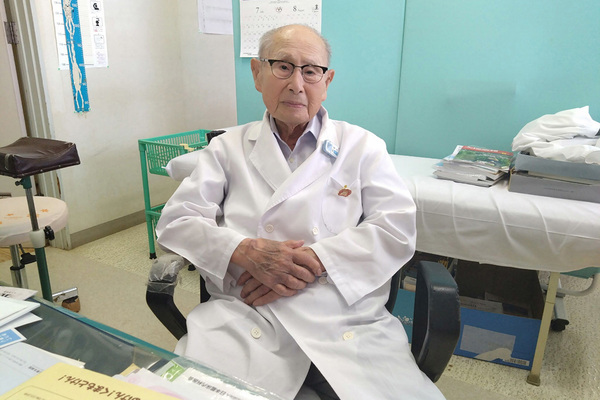 「自分がやるしかない、まあ宿命でしょう」熊本地震で被災した島の99歳現役医師　震災3日目に診療再開を決めた“覚悟”