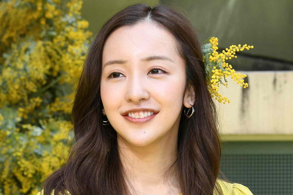 《家賃は200万超》卒業後は実業家に転身の元AKB神7　 目標年商50億円を宣言の裏で…展示会では“手売り”の奔走