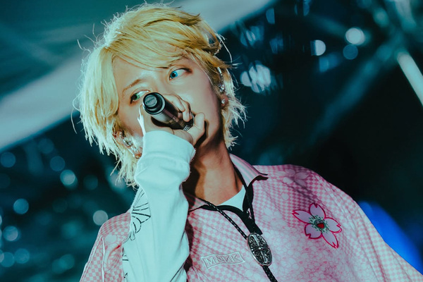 “消えた”38歳旧ジャニアイドル　“タトゥー”のぞく最新ショットに反響続々…絵柄に秘められた「意味深なメッセージ」
