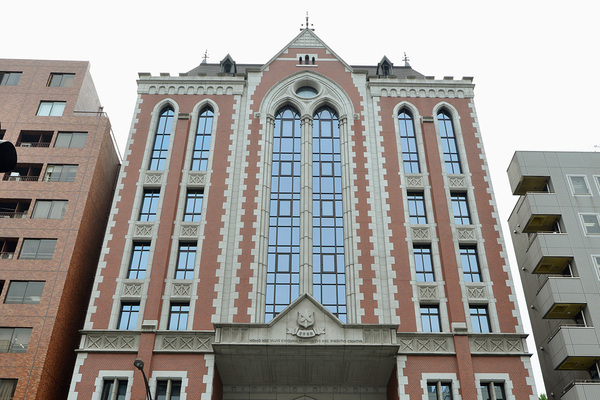 《NY生まれの超ハイスペ女子がなぜ》慶應大学4年生の女が窃盗容疑で逮捕の衝撃…キラキラTikTokは非公開、所属部活、ゼミは関連情報を削除