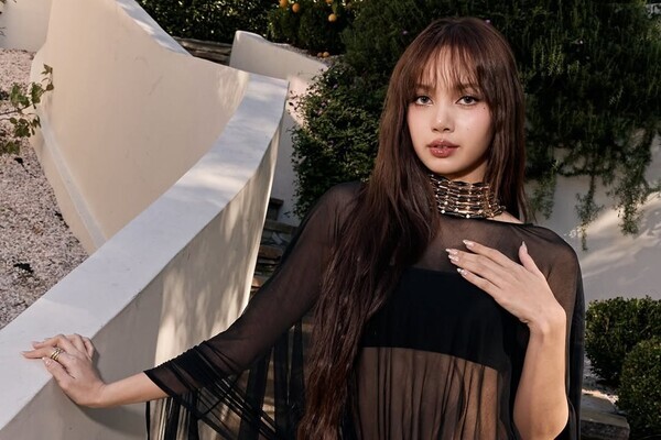 《塩顔好き？》BLACKPINK・リサ　新“熱愛相手”2人が朝ドラ俳優に“そっくり”と話題…過去には“公開イチャイチャ”で大炎上も
