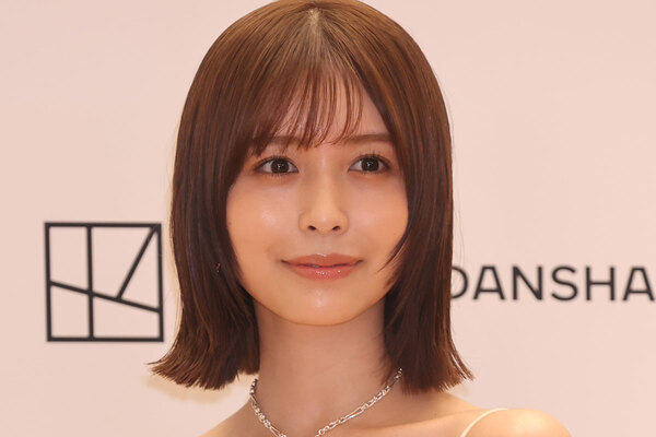 《左脇腹のタトゥー披露から1年》“元坂道”女優（27）新作カレンダーの大胆カットに「布切れが飛んできそう」の声
