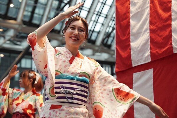 《10万人超が熱狂》なぜ今、盆踊り？若者＆外国人がハマる“フェス化”の背景を盆踊りアーティストが解説