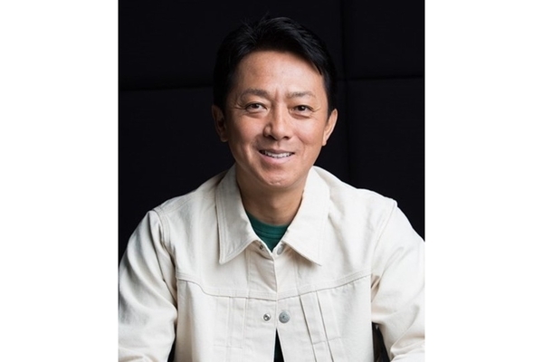 「何も言わずにボクの両腕をぐっとつかんで」渡米3年の風見しんご、「娘の死」で真っ暗闇だったころに鼓舞してくれた2人の俳優を実名告白