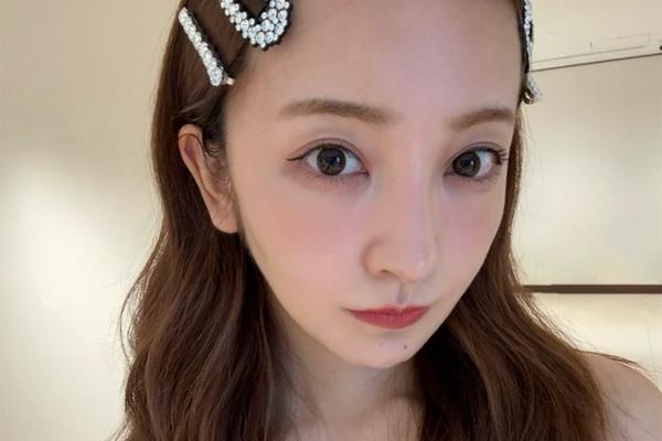 「冠婚葬祭にも着れる」板野友美　新作ワンピを紹介も“不適切”とツッコミ続出→“異例の文言”に修正で滲む炎上への焦り