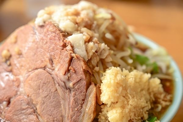 「近所で吐いている」超人気ラーメン店　大盛り食べた客が近所で嘔吐→「15分以内で完食」ルール設定も「流石に短い」「自己責任」と賛否