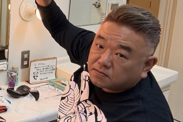 「ちょいやせたか」病気療養中の大御所芸人　盟友芸人が公開した“ほっそり近影”にSNS騒然