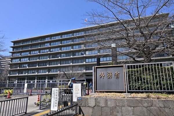 「差別に繋がる」外務省主催のテロ訓練、テロリスト役がアラブの伝統スカーフを着用→ネットで批判続出…外務省は「特定の民族や地域、宗教等を念頭に置いたものではない」と当該写真を削除