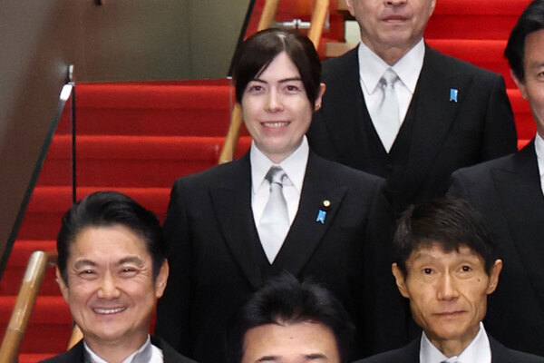 《服も銀ドレスからモーニングに》小野田紀美　大臣留任も記念撮影では位置後退…公選法違反報道も浮上、就任2年目で“薄れる存在感”