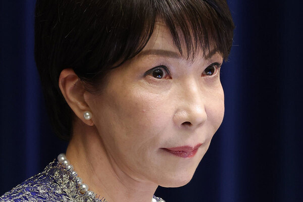 「見つめすぎ」高市首相　改造内閣発足の写真撮影直線に細野復興大臣を凝視…10秒以上も見つめる様子にSNSでは驚きの声