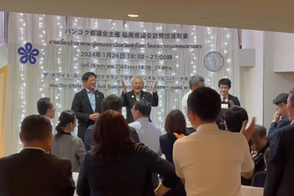 「ただの乱痴気騒ぎ」福岡県議会　蔵内元議長が「頭にネクタイ」の新たな“バカ騒ぎ動画”が発覚…“タイタニックごっこ”に続く“ゆるい海外視察”にSNS激怒