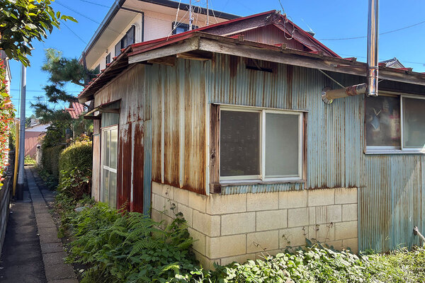 《さいたま市・実母遺体を衣装ケースに4年放置》逮捕された兄弟の異様な生活「夜に窓を開け放して、大音量で…」