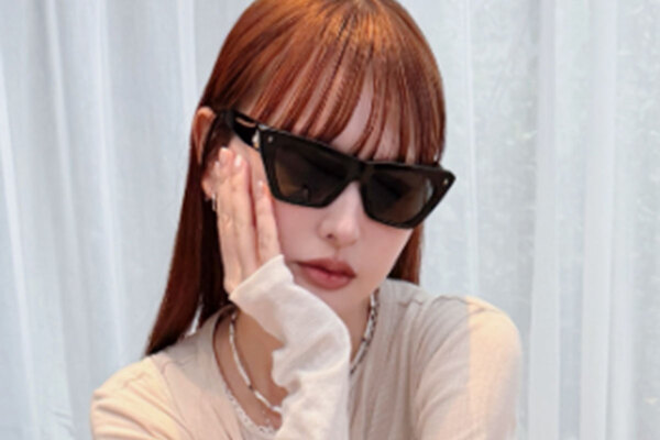 「ほんとに40代？？」一世風靡したモデル　オレンジヘア＆へそピで印象激変…複数タトゥーも話題に