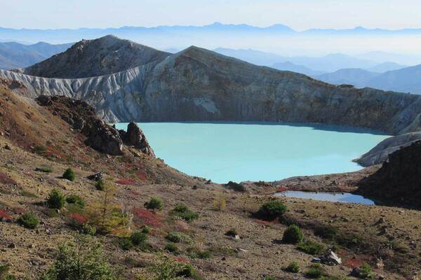 草津白根山「湯釜」8年ぶり解禁も観光客殺到ですぐ再閉鎖…記者が目撃した現地の大混雑「朝7時から渋滞」「開門が2時間前倒し」