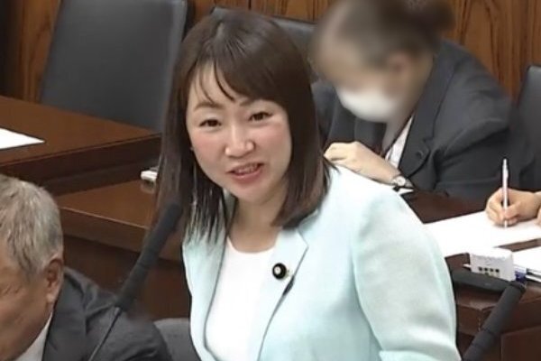 国会中の“爪いじり”物議の維新女性議員　地盤継いだ“暴走族リーダー”元国会議員父の「地元での悪い評判」